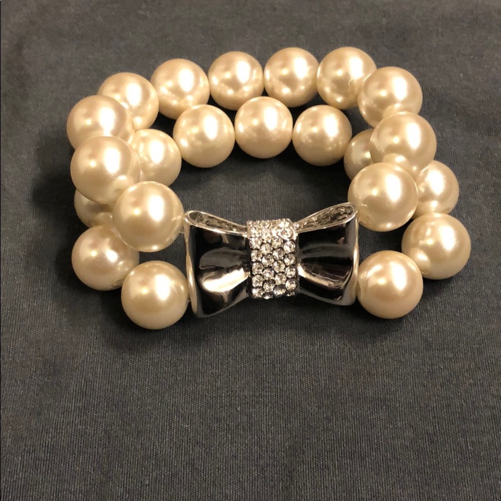 Adorable Light Pink Pearl bracelet with Bow
